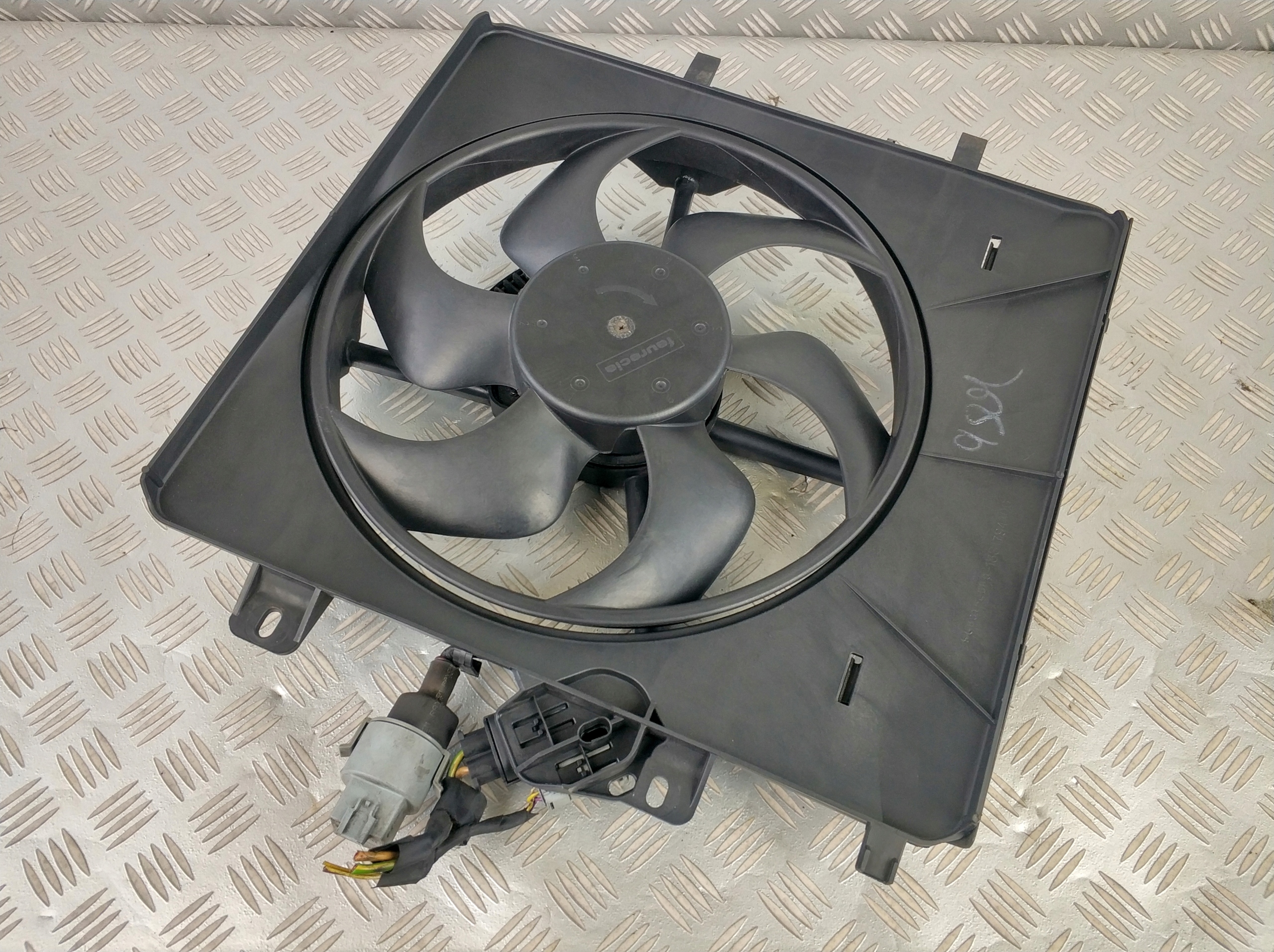 9680182080 - вентилятор радиатора CITROEN C2 C3 PEUGEOT 207 02-