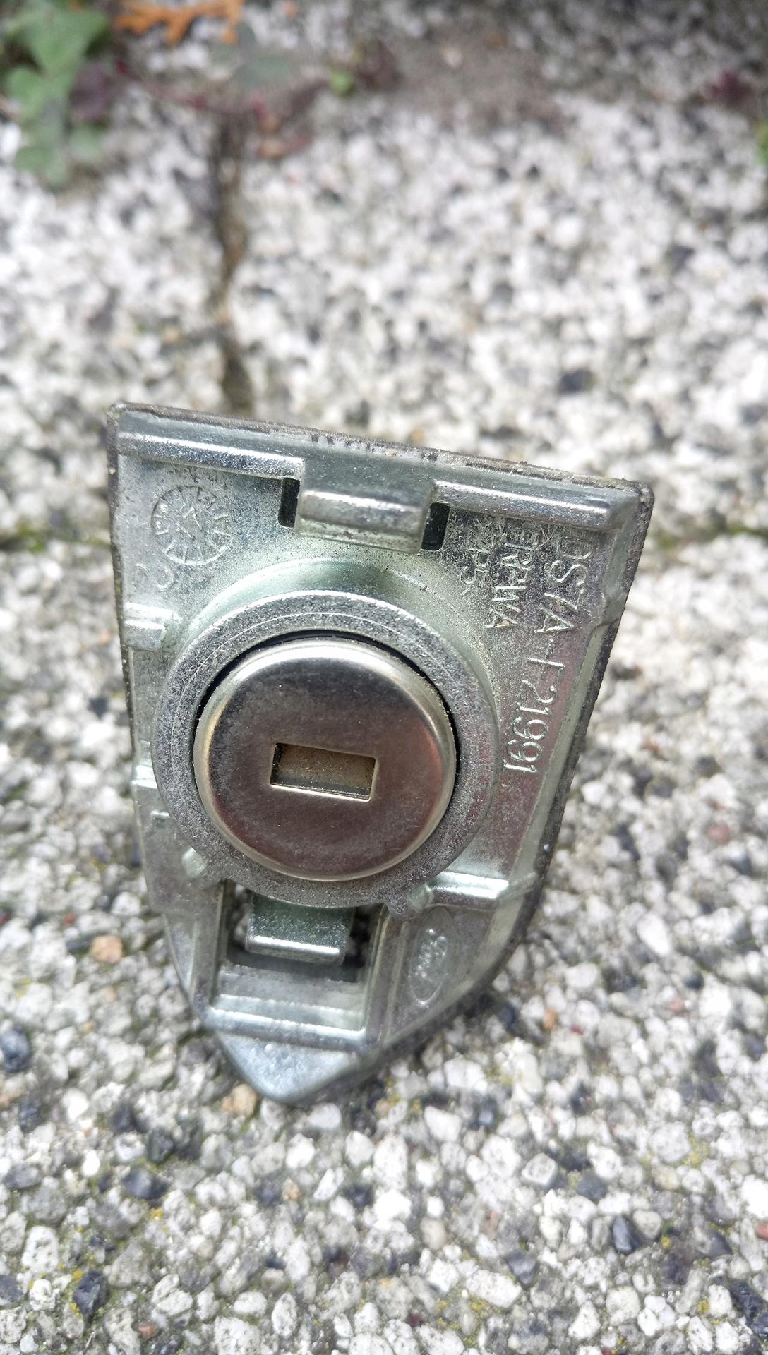 Ds7a f21991 - Mondeo mk5 Fusion edge S-max Door Lock insert