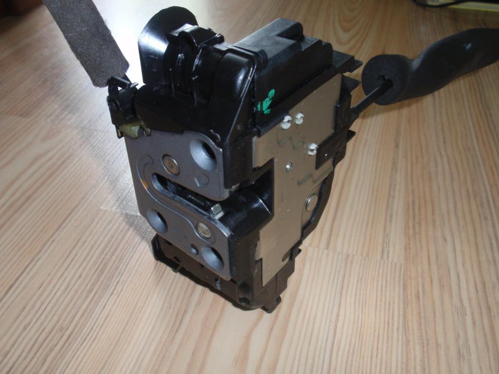 Замок двери левый передний 4pin-y Renault LAGUNA III 3