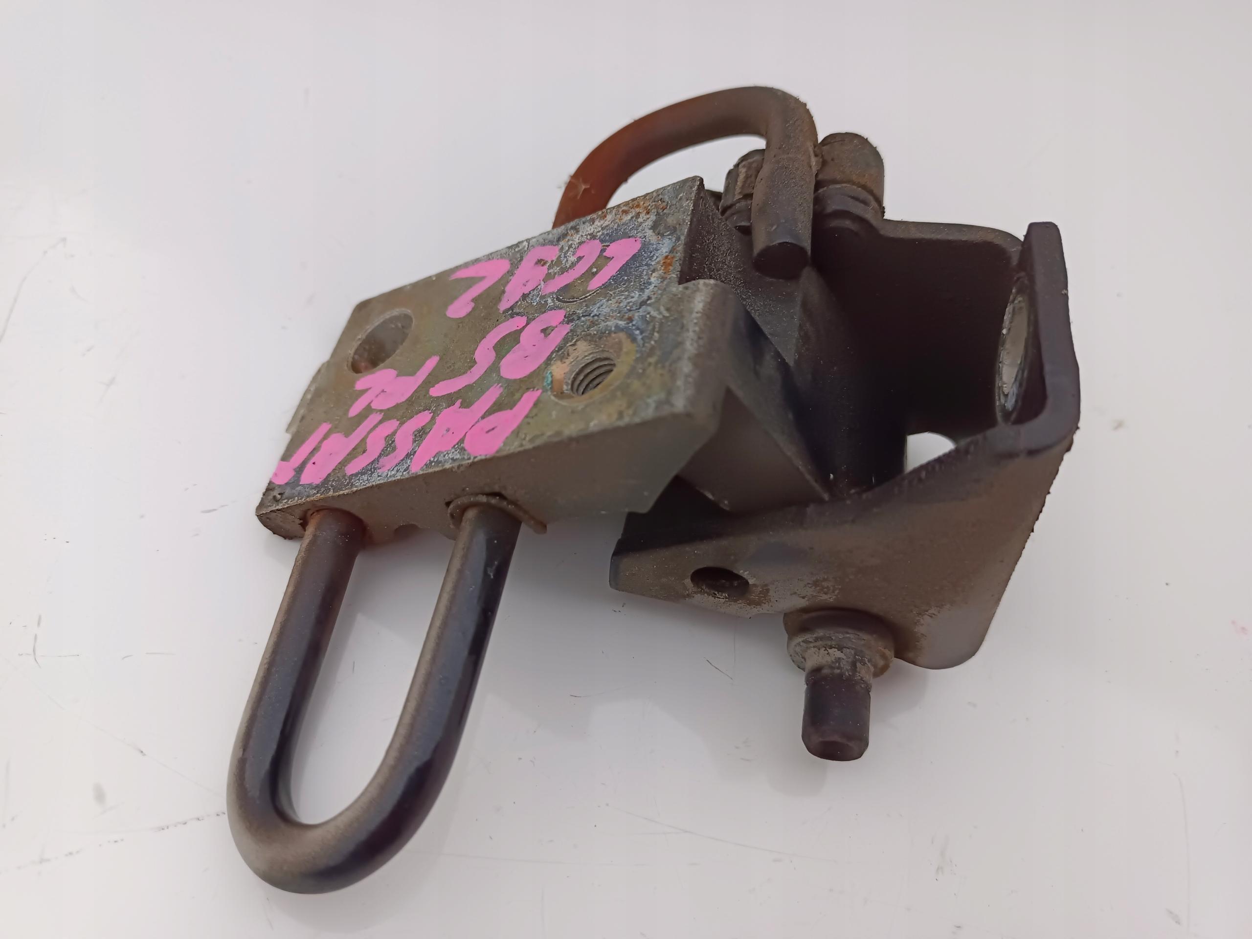 4b0831411b - петля двері ліва передня VW passat B5 fl lc9z чорний