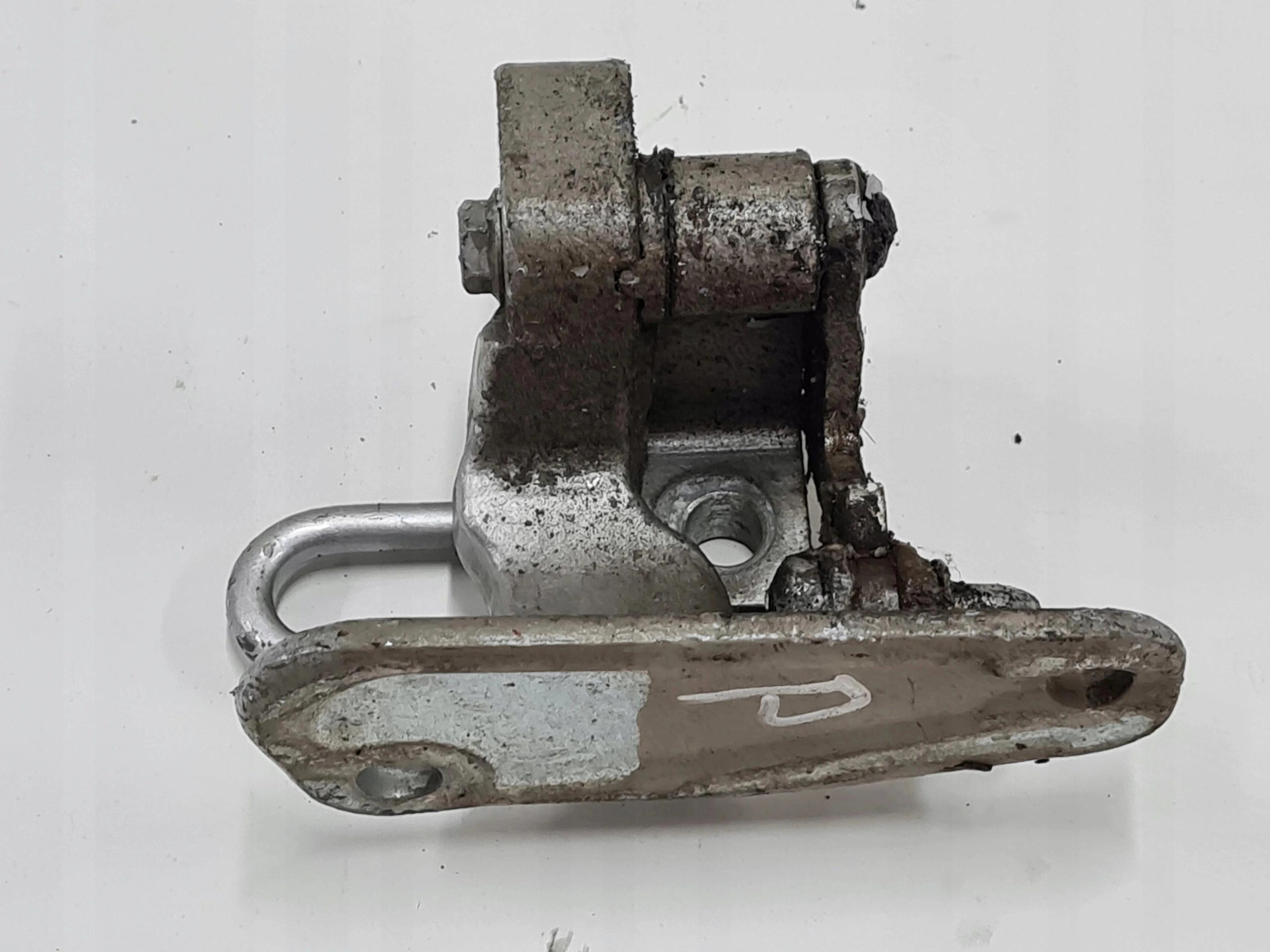 Петля двері права передня нижня різні кольори VW T5