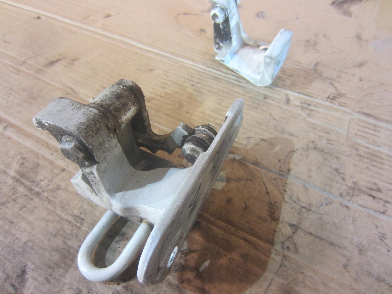 R902 - Дверні петлі права передня VW transporter t5